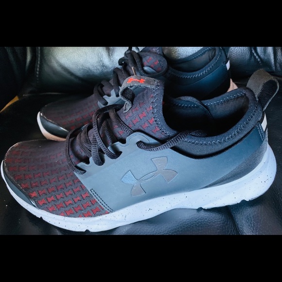 Under Armour mens shoes US 8.5, style# 1274072-004 - Picture 4 of 5